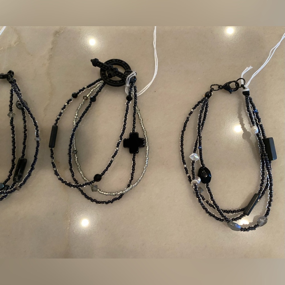 4 beaded bracelets in black, silver and freshwater pearl